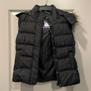 NEVER WORN - Black puffer vest from Aeropostale with removable fur hood (M)